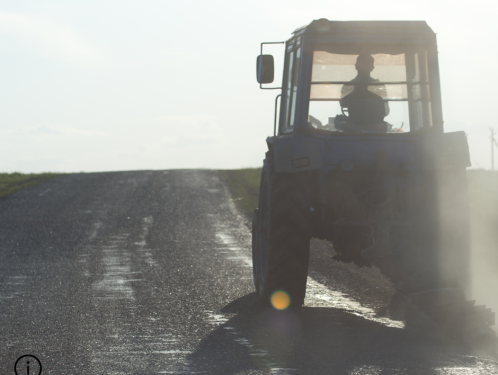 Vážná nehoda u Bernartic nad Odrou: motorkář skončil pod traktorem, řídil mladík bez řidičáku